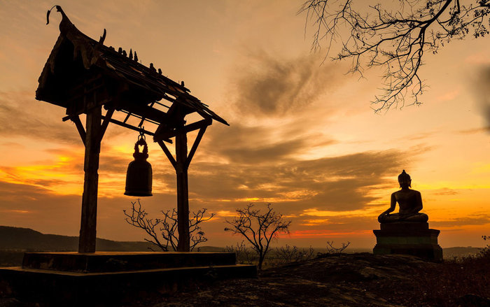 cuộc đời là bể khổ, phồn hoa ngắm mãi cũng thành hư không